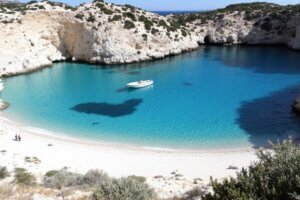 Pequeña cala de Caló des Mort en Formentera, accesible por barco, una de las mejores playas Formentera barco.
