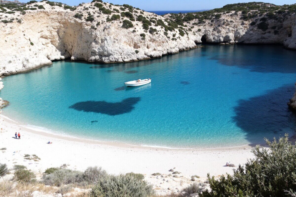 Pequeña cala de Caló des Mort en Formentera, accesible por barco, una de las mejores playas Formentera barco.