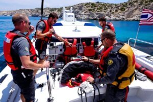 Patrón experto en un yate de lujo, asegurando la seguridad y el confort con la tripulación barco lujo Ibiza.